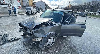 Karaman'da güvenlik kamerasına yansıyan kazada 2 kişi yaralandı