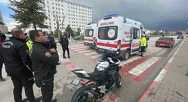 Karaman'da motosiklet otomobile çarptı: 1 yaralı