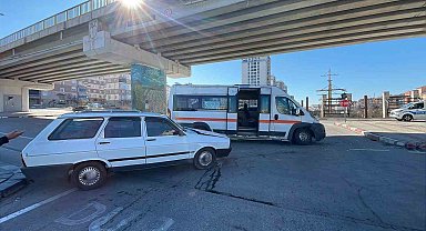 Karaman'da yolcu minibüsü ile otomobil çarpıştı: 2 yaralı