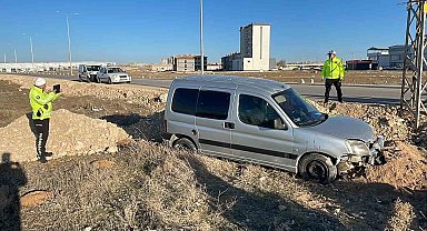 Karaman'da yoldan çıkan hafif ticari aracın sürücüsü yaralandı