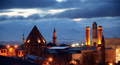 Karapapaklardan Erzurum üzerinden cepheye 650 deve