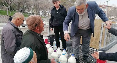 Karapınar'da gönülleri ısıtan dayanışma: 20 ton sütü ücretsiz dağıttı