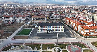 Karatay'da 8 okula FIFA standardında yeni halı saha