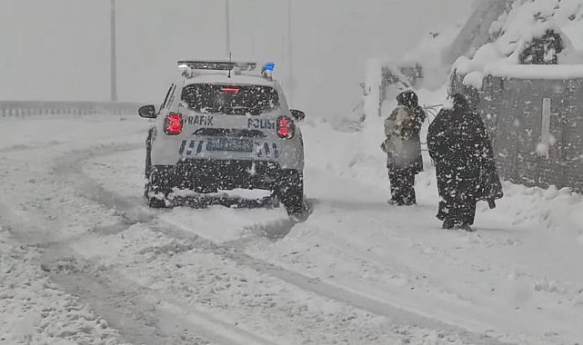 Karda mahsur kalan aileyi emniyet kurtardı