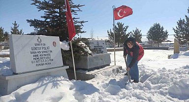 Karla kaplanan şehitlikte temizlik yaptılar