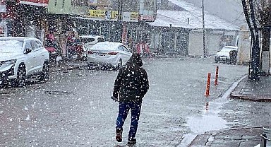 Karlıova'da kar etkili oldu