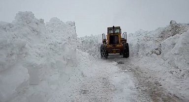 Karlıova'da karla mücadele sürüyor