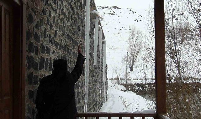 Kars eksi 15'i gördü: Çatılarda 3 metrelik buz sarkıtları oluştu
