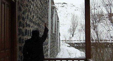 Kars eksi 15'i gördü: Çatılarda 3 metrelik buz sarkıtları oluştu