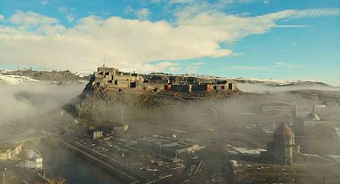 Kars Kalesi sis bulutları arasında kayboldu