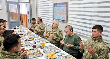Kars Valisi Polat, iftarını sınırda Mehmetçik ile açtı
