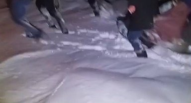 Kars'ta 85 yaşındaki hasta leğenle taşınarak ambulansa ulaştırıldı