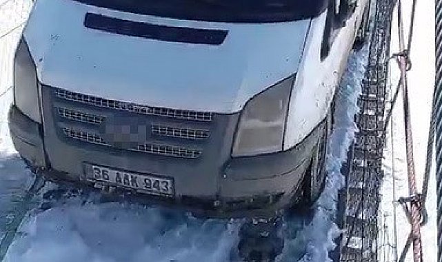 Kars'ta asma köprüde minibüs mahsur kaldı