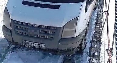 Kars'ta asma köprüde minibüs mahsur kaldı