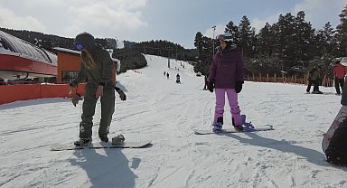 Kars'ta bahar ortasında kayak keyfi: Çam ormanları arasındaki kayak merkezi havadan görüntülendi