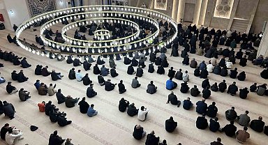 Kars'ta bayram namazında camiler doldu, taştı