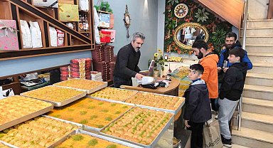 Kars'ta bayram öncesi tatlıcılar yoğun mesai yapıyor