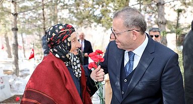 Kars'ta bayramda şehitliğe anlamlı ziyaret