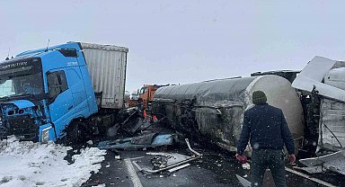 Kars'ta devrilen zift yüklü tankere tır çarptı: 2 yaralı