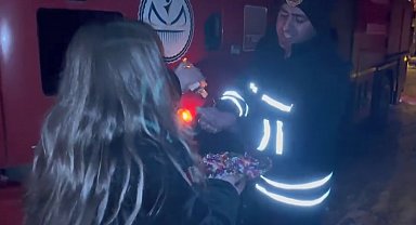 Kars'ta ilginç olay: Anahtar kapının üzerinde unutuldu, İtfaiye camdan girip kapıyı açtı