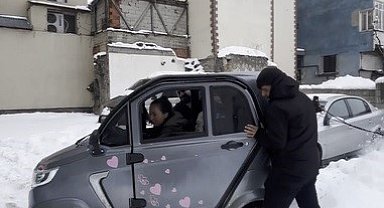 Kars'ta küçük otomobil kara saplandı: Vatandaşlar ite kaka kurtardı, o anlar viral oldu