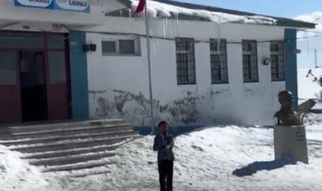 Kars'ta küçük yürekten büyük gurur: 2. sınıf öğrencisi İstiklal Marşı'nın 10 kıtasını ezbere okudu, video viral oldu