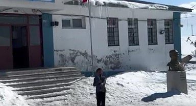 Kars'ta küçük yürekten büyük gurur: 2. sınıf öğrencisi İstiklal Marşı'nın 10 kıtasını ezbere okudu, video viral oldu