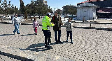 Kars'ta trafik güvenliği için bilgilendirme çalışması