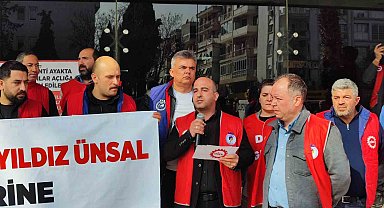 Karşıyaka'da 7 aydır maaş alamayan işçiler belediye kapısında