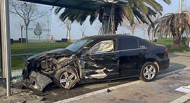 Kartal'da hafriyat kamyonuna çarpan araç durağa daldı: 2 yaralı