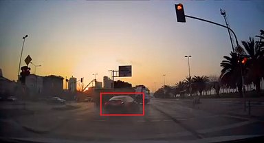 Kartal'daki kaza anları kamerada: Kırmızı ışıkta geçen araç durağa böyle daldı