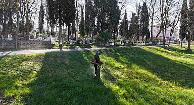 Kartepe'de bayram öncesi mezarlıklarda temizlik çalışması