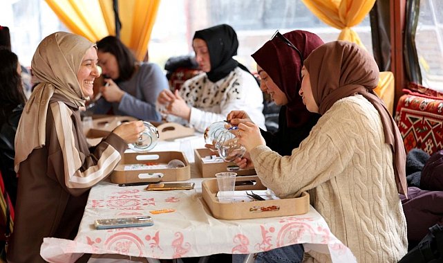 Kartepe'de kurulan otağ çadırında geleneksel sanatlar yaşatılıyor