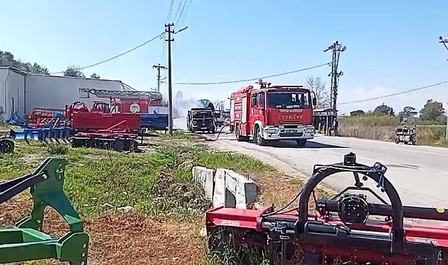 Karton yüklü kamyonet seyir halindeyken yandı