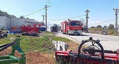 Karton yüklü kamyonet seyir halindeyken yandı