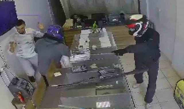 Kasklı hırsızlar tarafından 20 yıllık emeği olan 22 milyon TL'lik altını 3 dakikada çalınan kuyumcu, altınlarını teslim alıp ülkesine döndü