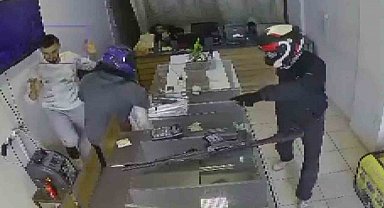 Kasklı hırsızlar tarafından 20 yıllık emeği olan 22 milyon TL'lik altını 3 dakikada çalınan kuyumcu, altınlarını teslim alıp ülkesine döndü