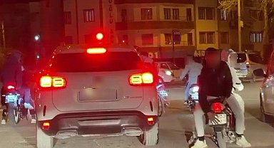 Kasksız şekilde motosiklete ters oturdu