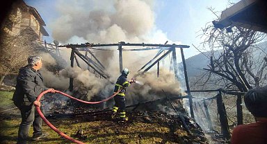 Kastamonu'da çıkan yangında samanlık kullanılamaz hale geldi