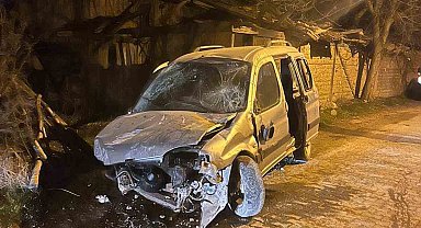 Kastamonu'da hafif ticari araç taşa çarptı: 1 yaralı