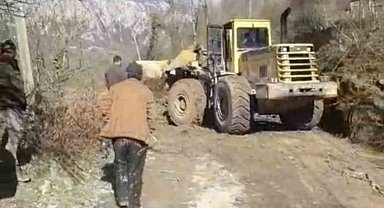 Kastamonu'da heyelanın kapattığı köy yolu ulaşıma açıldı