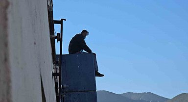 Kavalı alınan sokak sanatçısı çatıya çıktı