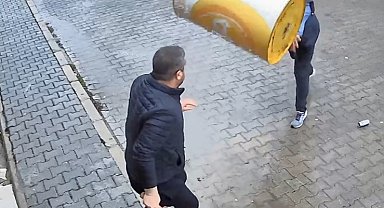Kavgada eline geçirdiği varil, parke taşı ve masayı karşı tarafın üzerine attı