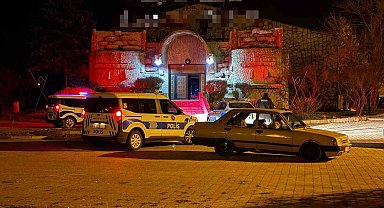 Kavgayı ayırmaya çalışan gece kulübü çalışanı bıçaklandı: Şüpheliler kaçtı