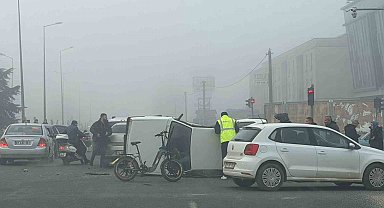 Kavşakta meydana gelen kazada 4 kişi yaralandı