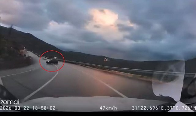 Kayganlaşan yolda kontrolden çıktı, faciadan dönülen o anlar araç kamerasına yansıdı