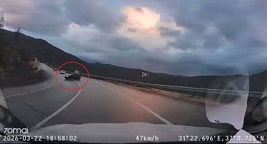 Kayganlaşan yolda kontrolden çıktı, faciadan dönülen o anlar araç kamerasına yansıdı