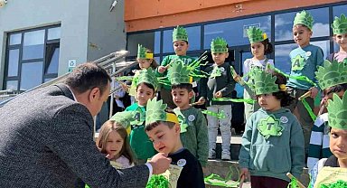 Kaymakam Pelvan öğrencilerle fidan dikti