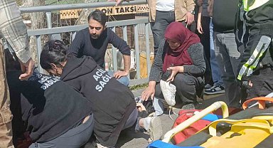 Kaza haberini alıp geldi, kızının elini tutup başını okşayarak teselli etti