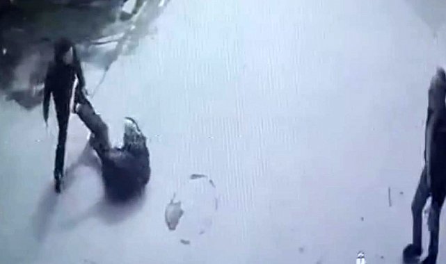 Kaza sonrası bıçaklı kavga kamerada